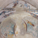 Détail des fresques médiévales du Prieuré Sainte-Marie du Vilar, joyau de l'art roman en Pyrénées-Orientales.