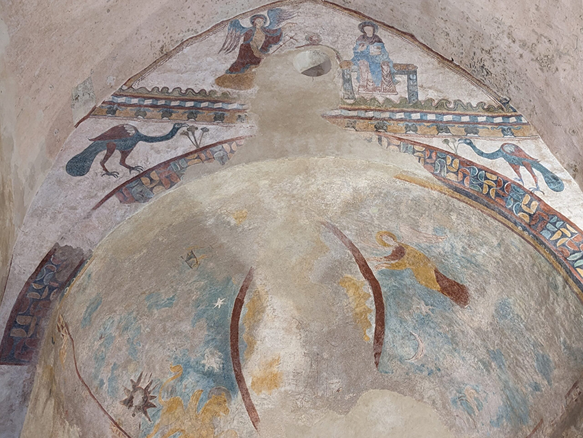 Détail des fresques médiévales du Prieuré Sainte-Marie du Vilar, joyau de l'art roman en Pyrénées-Orientales.