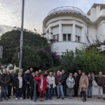 Groupe en visite guidée devant un immeuble Art Déco à Perpignan, patrimoine architectural des Pyrénées-Orientales.