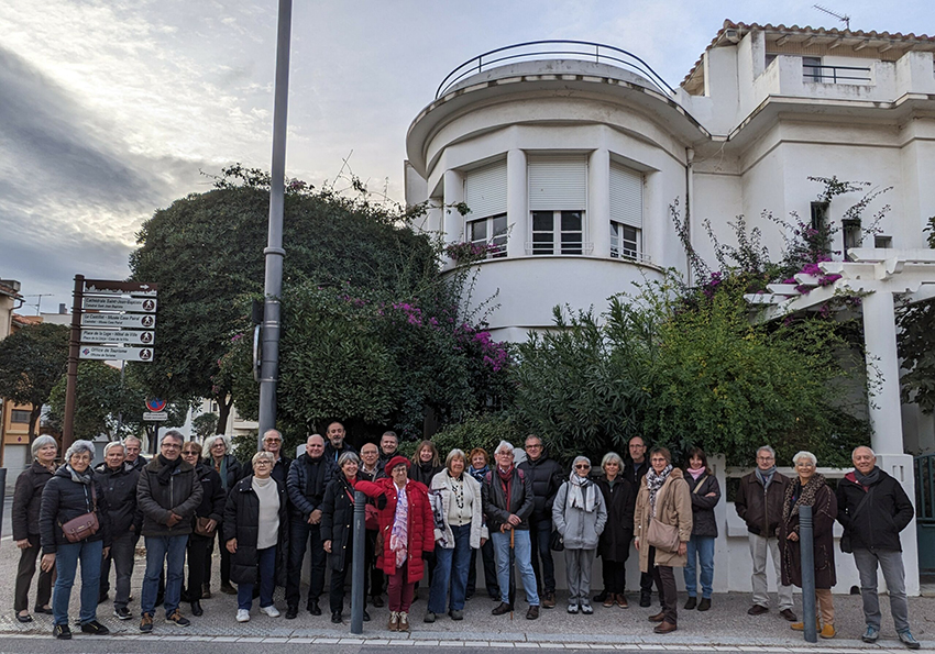 Groupe en visite guidée devant un immeuble Art Déco à Perpignan, patrimoine architectural des Pyrénées-Orientales.