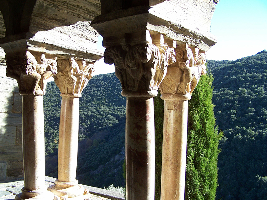Chapiteaux sculptés en marbre rose de la galerie du Prieuré de Serrabona, chef-d'œuvre de l'art roman dans les Pyrénées-Orientales.